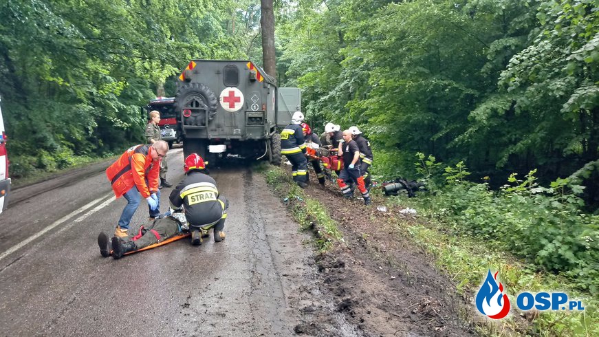 Wypadek wojskowej sanitarki. Samochód uderzył w drzewo, czterech żołnierzy zostało rannych! OSP Ochotnicza Straż Pożarna