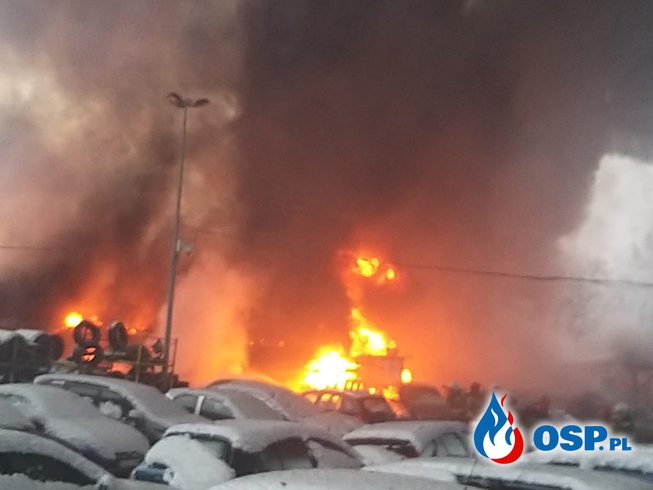 Groźny pożar warsztatu pod Olsztynem. W akcji 16 zastępów strażaków. OSP Ochotnicza Straż Pożarna