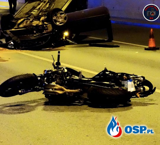 Motocyklista nie żyje, auto dachowało po zderzeniu. Tragiczny wypadek w Warszawie. OSP Ochotnicza Straż Pożarna