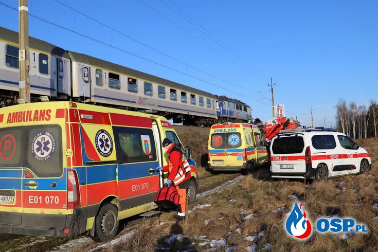 Kobieta nie żyje, dwoje dzieci w szpitalu. Auto wjechało wprost pod pociąg. OSP Ochotnicza Straż Pożarna