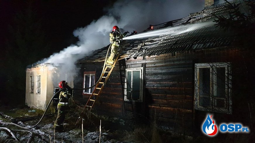 Nocny pożar domu w Skarżysku-Kamiennej. Jedna osoba wymagała pomocy ratowników. OSP Ochotnicza Straż Pożarna
