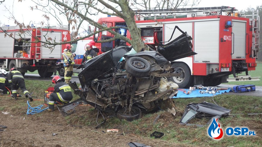 BMW owinęło się wokół drzewa. Dosłownie! "Kierowca oszukał przeznaczenie". OSP Ochotnicza Straż Pożarna