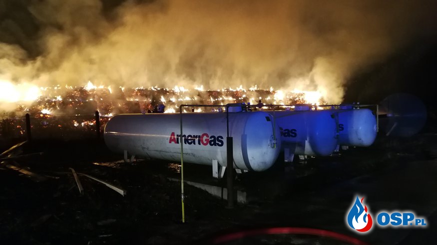 Pożar 550 balotów słomy i zagrożone trzy zbiorniki propan - butan OSP Ochotnicza Straż Pożarna