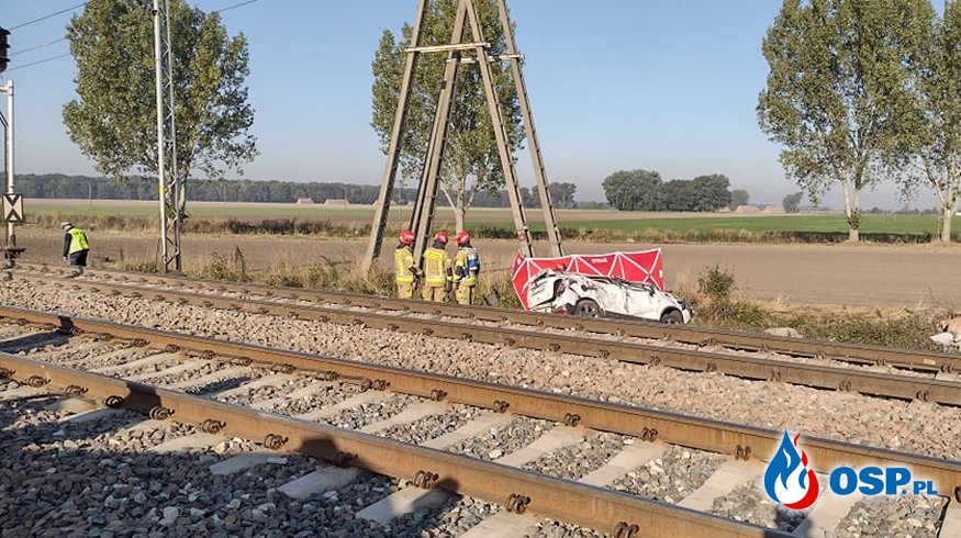 "Ominęła opuszczone rogatki i uderzyła w pociąg". Tragiczny wypadek na przejeździe kolejowym w Wielkopolsce. OSP Ochotnicza Straż Pożarna