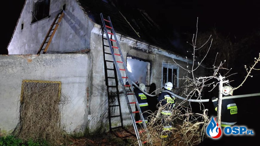 Pożar domu pod Opolem. Strażak został ranny w czasie akcji. OSP Ochotnicza Straż Pożarna