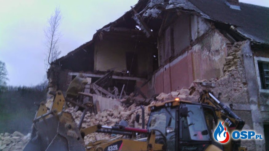 Dziwiszów: Zawalony budynek zablokował jezdnię. OSP Ochotnicza Straż Pożarna