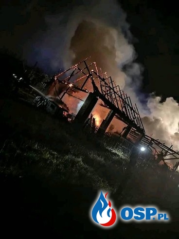 Dwie stodoły w ogniu. W akcji 14 zastępów strażaków. OSP Ochotnicza Straż Pożarna