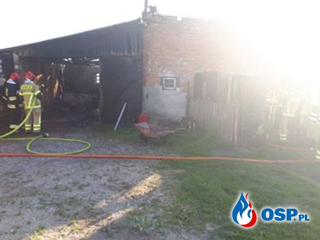 Pożar obory w Żakowicach. Spłonęły też przyczepki i motocykl. OSP Ochotnicza Straż Pożarna