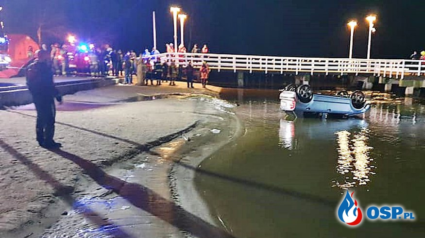 Auto przebiło barierki molo i wpadło do rzeki. Tragiczny wypadek w Serocku. OSP Ochotnicza Straż Pożarna