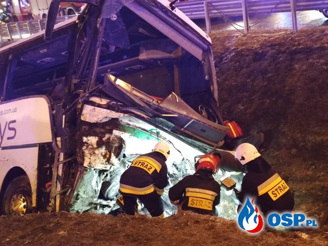 Tragiczny wypadek autokaru na A4 pod Przemyślem. "Dokładnie w tym samym miejscu, co 2 tygodnie wcześniej". OSP Ochotnicza Straż Pożarna