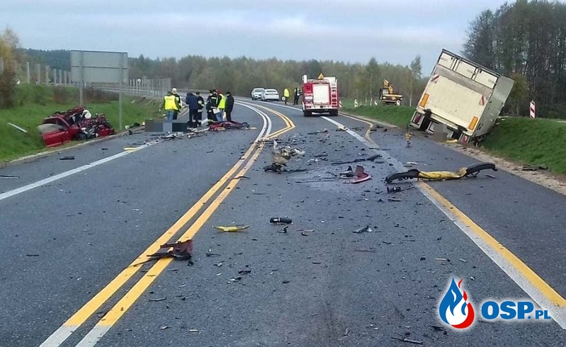 Czołowe zderzenie auta z ciężarówką. Zginął 53-latek. OSP Ochotnicza Straż Pożarna