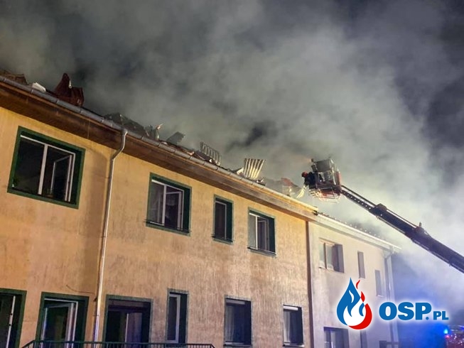 Dach zapalił się od pożaru sadzy w kominie. Lokatorzy zdążyli uciec. OSP Ochotnicza Straż Pożarna