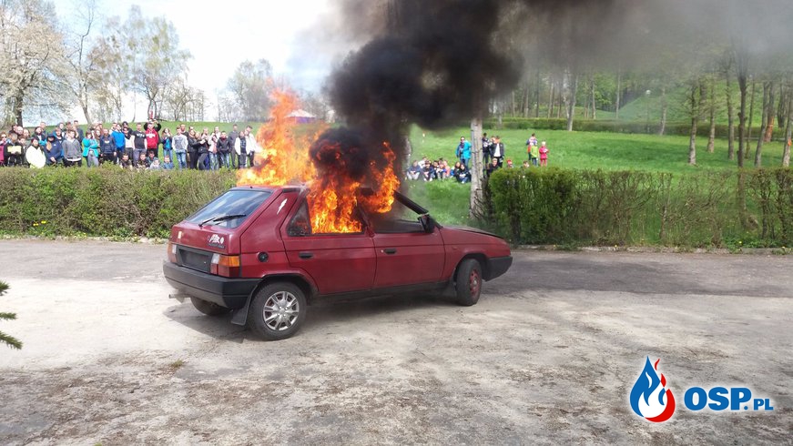 Pożar auta i wycinka poszkodowanej kobiety. OSP Ochotnicza Straż Pożarna
