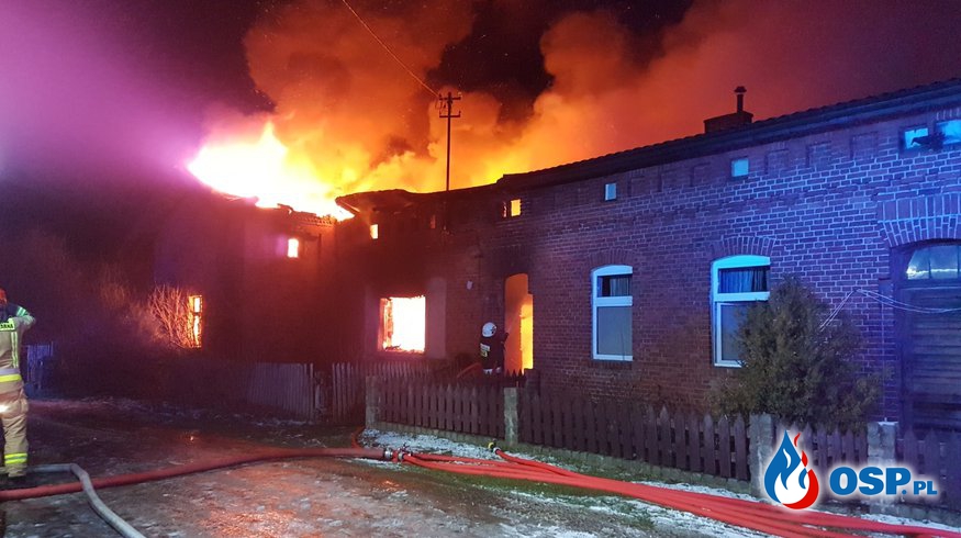 Zgłoszono pożar komina, po chwili płonął cały budynek. W akcji 10 zastępów strażaków. OSP Ochotnicza Straż Pożarna