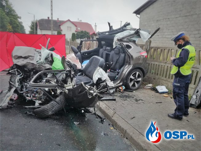 Czołowe zderzenie auta z ciężarówką w Trzebielinie. Zginęły dwie osoby. OSP Ochotnicza Straż Pożarna