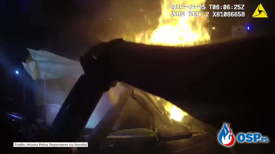 Dramatyczne nagranie z kamery na mundurze. Policjanci uratowali pasażera z płonącego samochodu! OSP Ochotnicza Straż Pożarna
