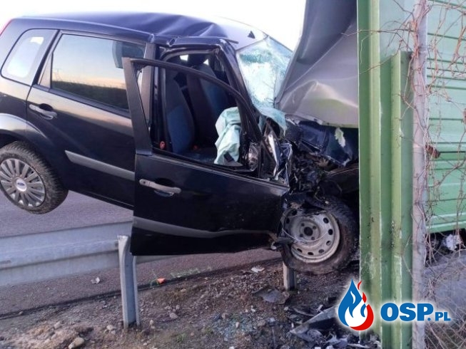 Samochód zawisł na barierce po wypadku na S17 OSP Ochotnicza Straż Pożarna