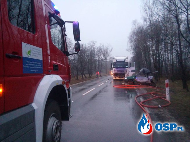 Dwie osoby spłonęły w samochodzie osobowym po zderzeniu z ciężarówką! OSP Ochotnicza Straż Pożarna
