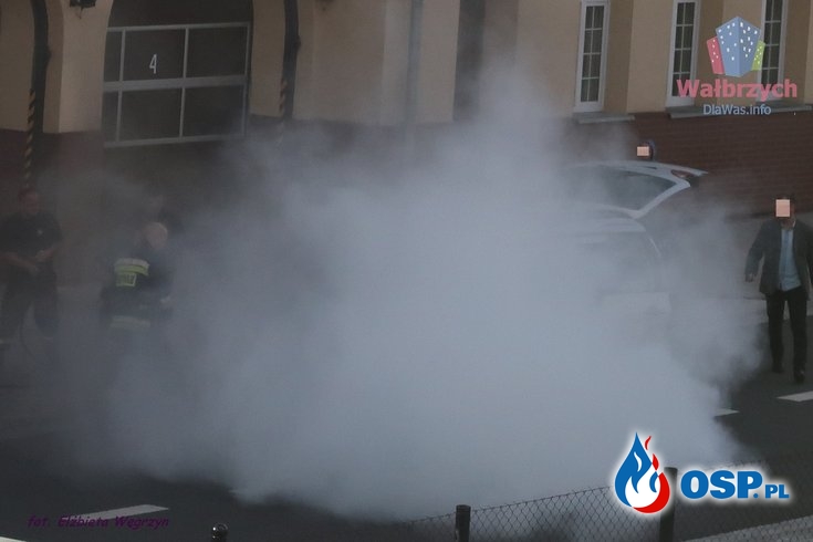 Płonący samochód przyjechał pod budynek strażaków. Nietypowa akcja w Wałbrzychu. OSP Ochotnicza Straż Pożarna
