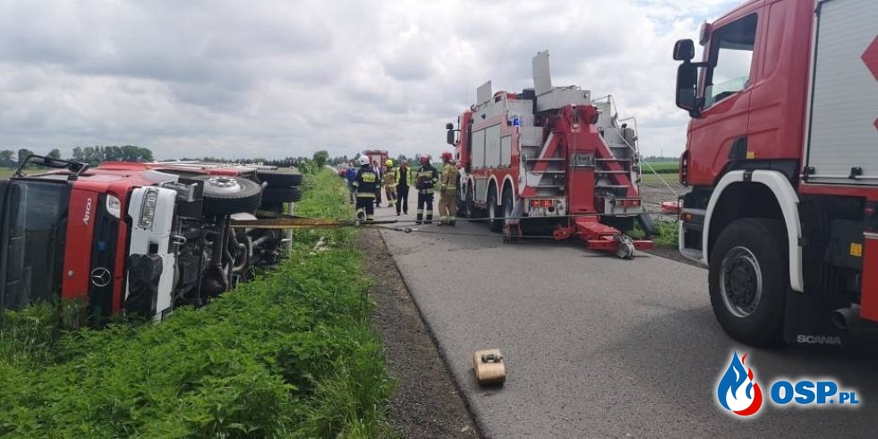 Wypadek wozu strażackiego OSP Niziny. Pojazd wpadł do rowu i przewrócił się na bok. OSP Ochotnicza Straż Pożarna
