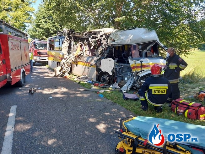 3 ofiary zderzenia autobusu z samochodem. W akcji 3 śmigłowce LPR, kilkanaście zastępów strażaków. OSP Ochotnicza Straż Pożarna