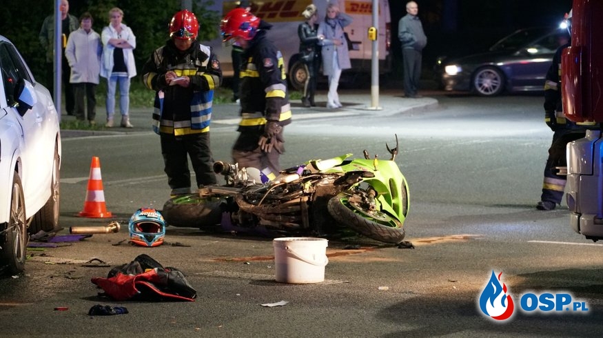 Wypadek dwóch samochodów i motocykla w Opolu. Nie żyje 21-latka. OSP Ochotnicza Straż Pożarna