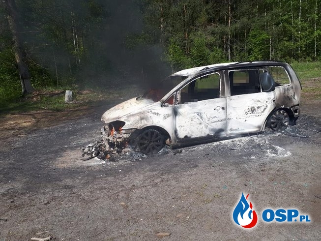 Dwie osoby spłonęły w pożarze samochodu, w środku lasu. OSP Ochotnicza Straż Pożarna