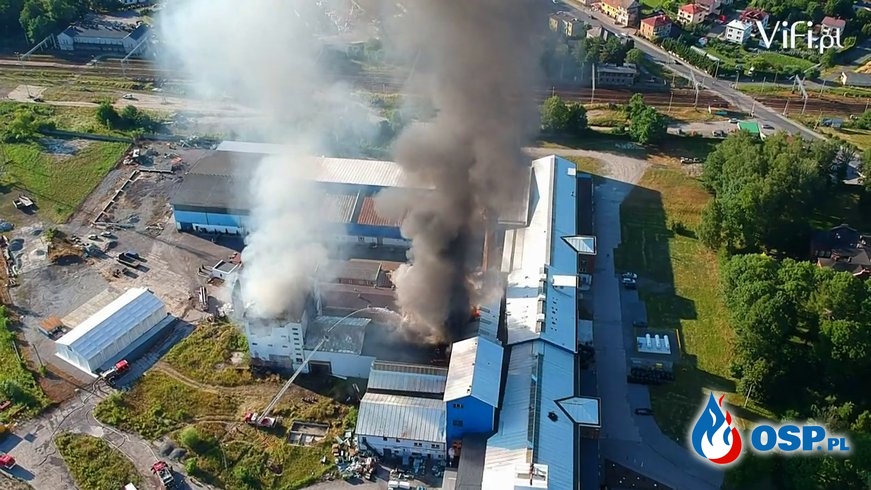 Około 150 strażaków walczyło z pożarem na terenie byłej cukrowni w Śląskiem OSP Ochotnicza Straż Pożarna
