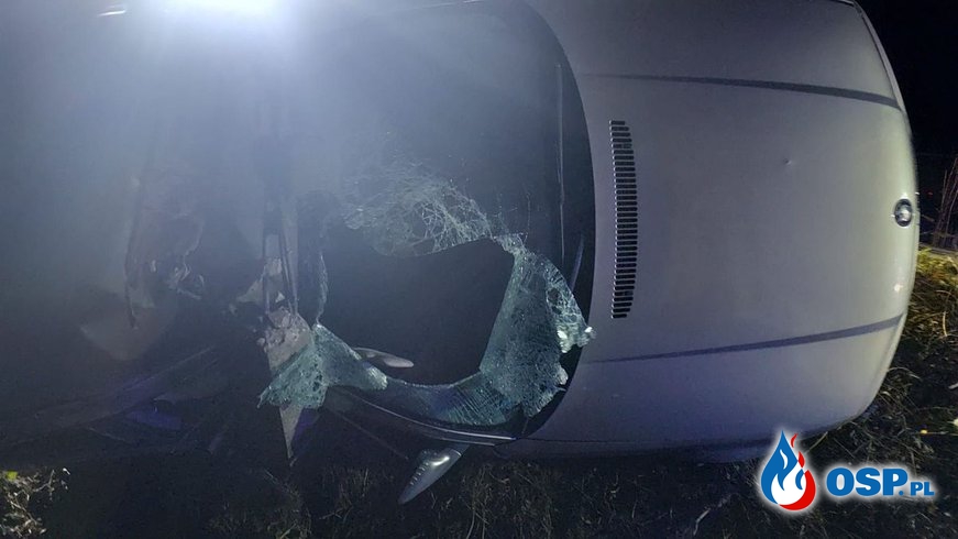 BMW roztrzaskało się na słupie, kierowca pijany i pod wpływem narkotyków. Pasażer został ranny. OSP Ochotnicza Straż Pożarna