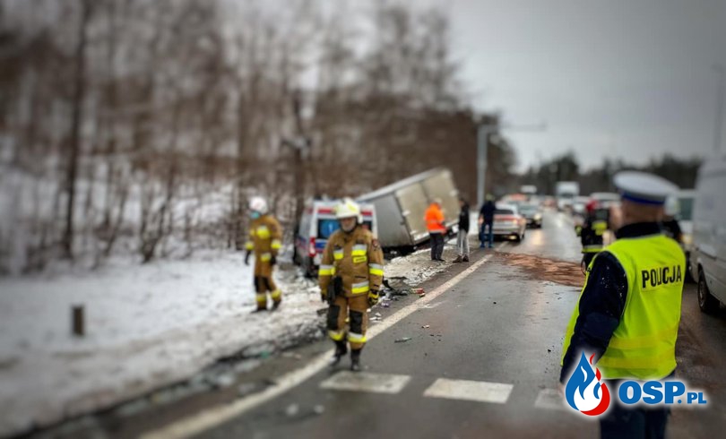 Wypadek karetki w Luzinie. Ambulans zderzył się z dostawczakiem. OSP Ochotnicza Straż Pożarna