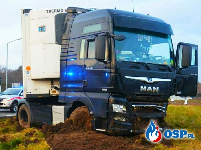 Zderzenie samochodu osobowego z ciężarówką na DK8 w Polanicy-Zdroju. OSP Ochotnicza Straż Pożarna