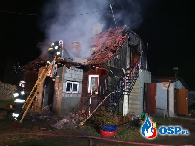 Drewniany dom w płomieniach. 9-osobowa rodzina została bez dachu nad głową. OSP Ochotnicza Straż Pożarna