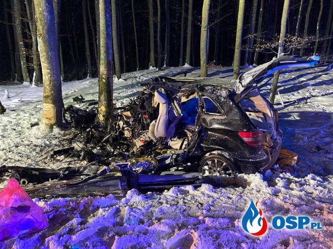 26-latek zginął w wypadku pod Wejherowem. Auto roztrzaskało się na drzewie. OSP Ochotnicza Straż Pożarna