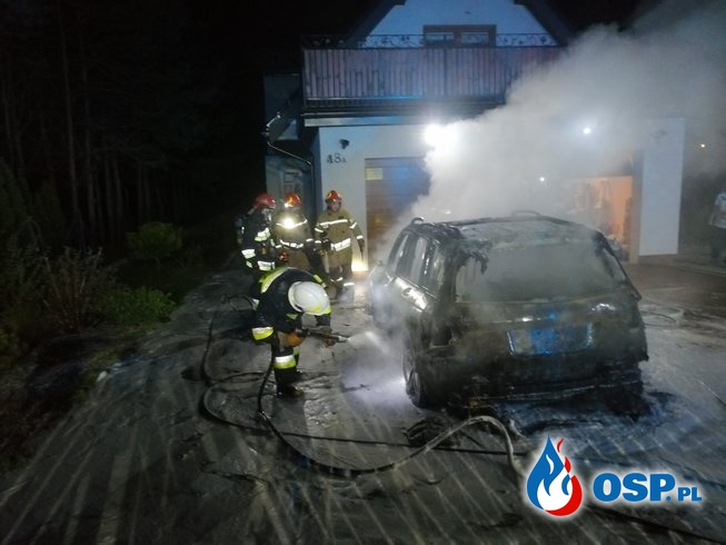 Nocny pożar samochodu w Konradowej. Auto doszczętnie spłonęło. OSP Ochotnicza Straż Pożarna
