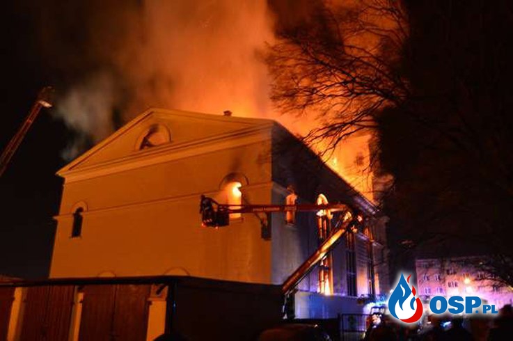 Pożar kościoła w Braniewie: spłonął dach. Ocalały wieże, organy i ołtarz. Przez ponad pięć godzin ponad 100 strażaków walczyło z pożarem. OSP Ochotnicza Straż Pożarna