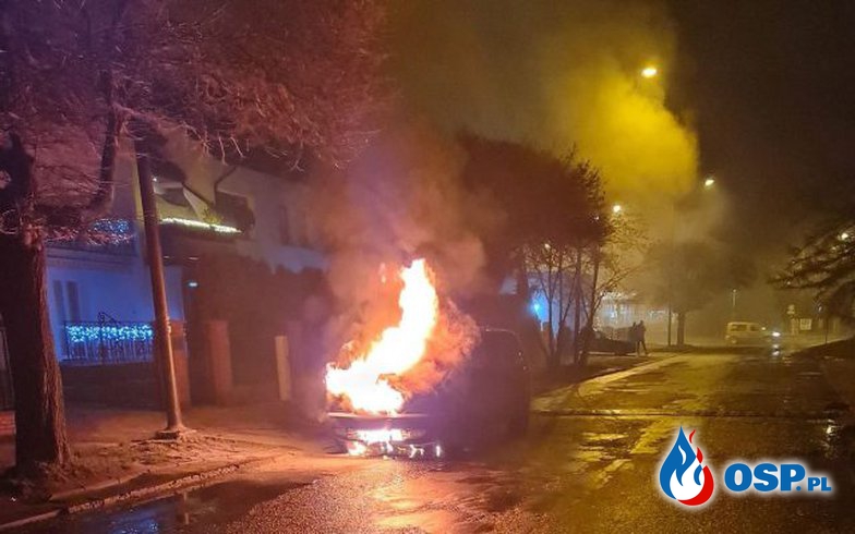 Pożar auta w Lublinie. Kierowca chwilę wcześniej wyjechał od mechanika. OSP Ochotnicza Straż Pożarna