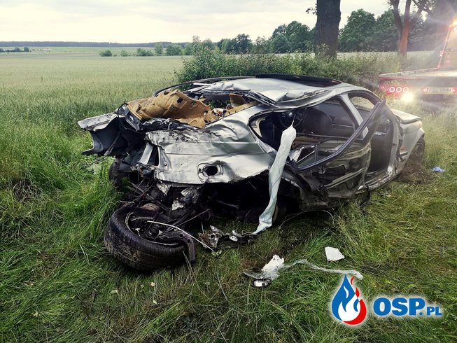 BMW roztrzaskało się na drzewie. Zginął młody kierowca, pasażerka walczy o życie. OSP Ochotnicza Straż Pożarna