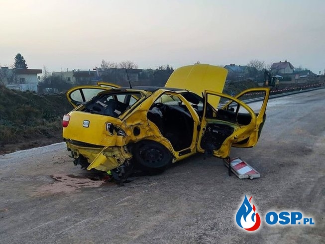 Dwie osoby zginęły w czołowym zderzeniu pod Kielcami. Auto wpadło w poślizg. OSP Ochotnicza Straż Pożarna