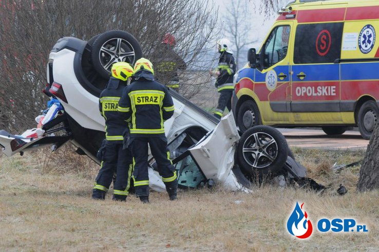 Auto dachowało po czołowym zderzeniu pod Opolem. Lądował śmigłowiec LPR. OSP Ochotnicza Straż Pożarna