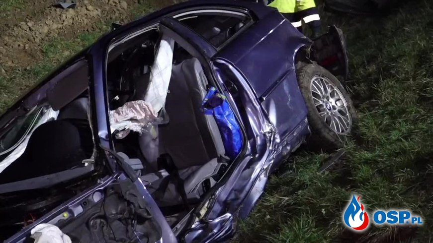 Dachowanie BMW na Dolnym Śląsku. Kierowca zginął. OSP Ochotnicza Straż Pożarna
