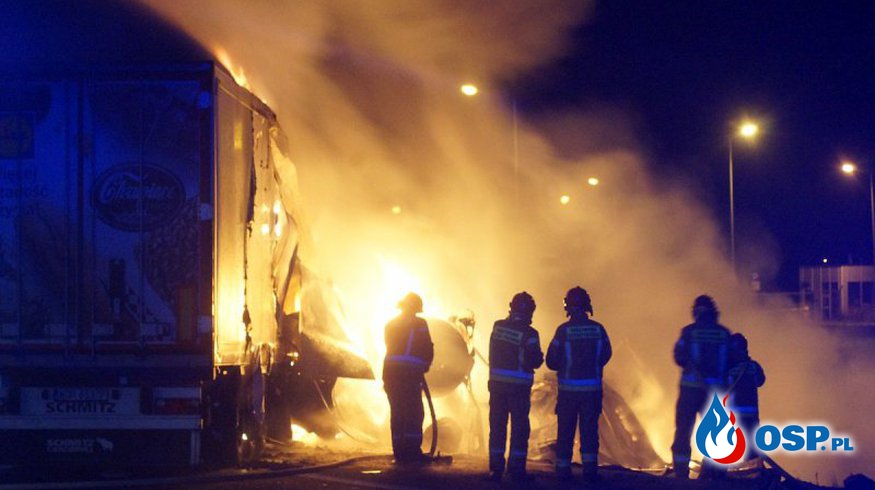 Ciężarówka stanęła w ogniu po zderzeniu z barierami. Kierowca zginął. OSP Ochotnicza Straż Pożarna