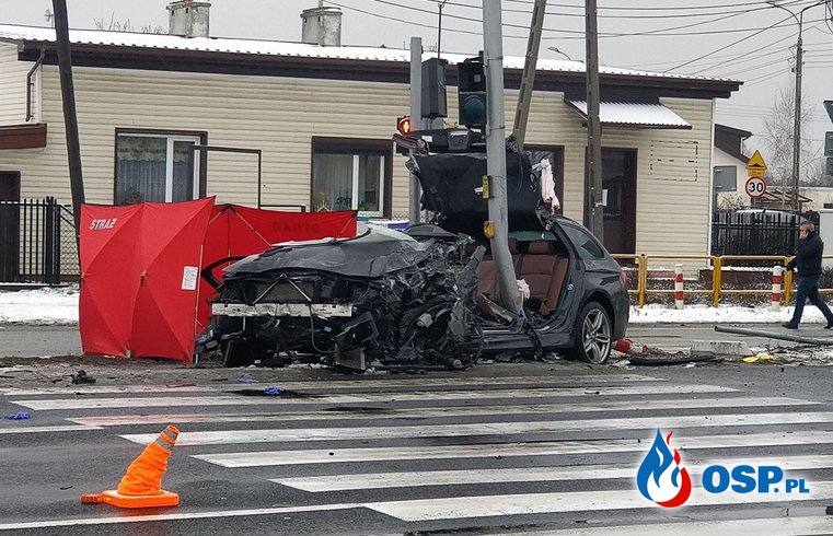 Tragiczny wypadek BMW pod Warszawą. Nie żyje 45-letnia kobieta. OSP Ochotnicza Straż Pożarna