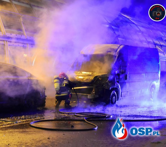 Nocny pożar w Warszawie. Spłonął samochód osobowy i auto dostawcze. OSP Ochotnicza Straż Pożarna