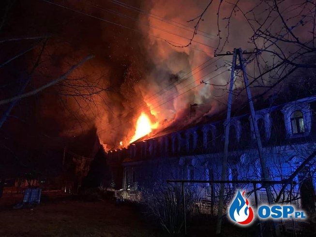 Pożar budynku wielorodzinnego w Kochcicach. W akcji 34 zastępy straży pożarnej. OSP Ochotnicza Straż Pożarna