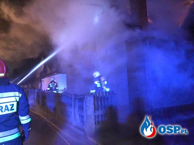 Nocny pożar domu w Zbiersku Cukrowni. W akcji 9 zastępów strażaków. OSP Ochotnicza Straż Pożarna