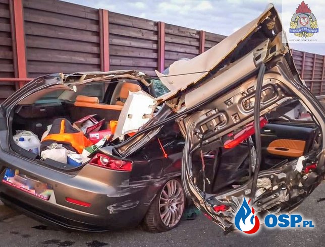 Tragiczny wypadek na A2. Auto osobowe wjechało w ciężarówkę. OSP Ochotnicza Straż Pożarna