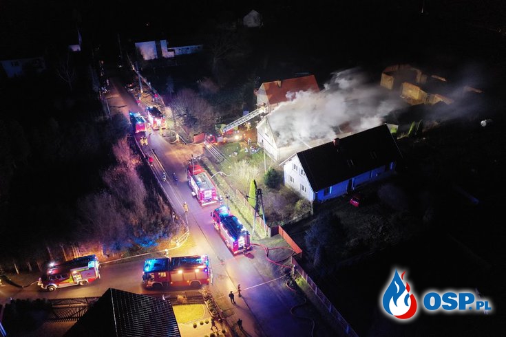 Groźny pożar domu w Karczowie na Opolszczyźnie. Dwóch mieszkańców uciekło przed ogniem. OSP Ochotnicza Straż Pożarna
