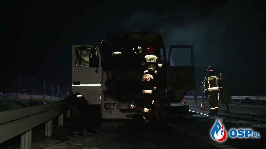 Pożar ciężarówki z tekstyliami na S7. "Ogień rozprzestrzenił się bardzo szybko". OSP Ochotnicza Straż Pożarna