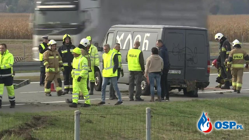Wypadek busa wiozącego migrantów na A2. 17 osób jechało w przestrzeni bagażowej. OSP Ochotnicza Straż Pożarna