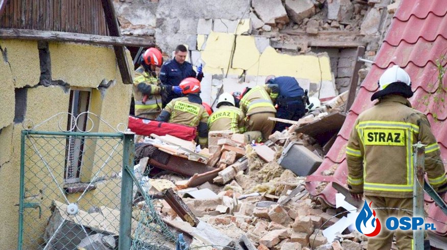 Eksplozja gazu zburzyła dom jednorodzinny w Ożarach. Jedna osoba nie żyje. OSP Ochotnicza Straż Pożarna